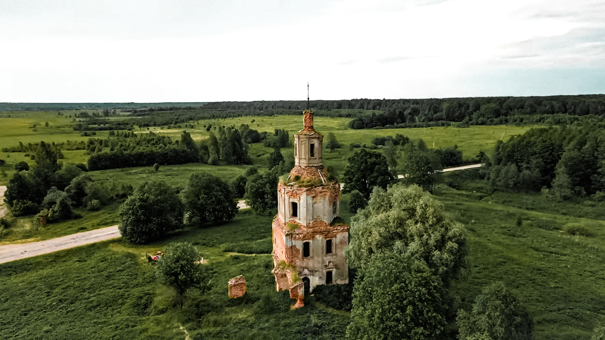 Церковь Преображения Господня в д. Лосьмино, Вяземский район. Во время оккупации здесь разместили советских военнопленных.