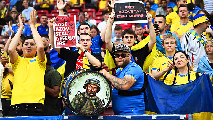    Вот они, фанаты нацистов. В любой момент они могут встать в ряды партизан киевского режима. Фото: Tom Weller/dpa/Globallookpress