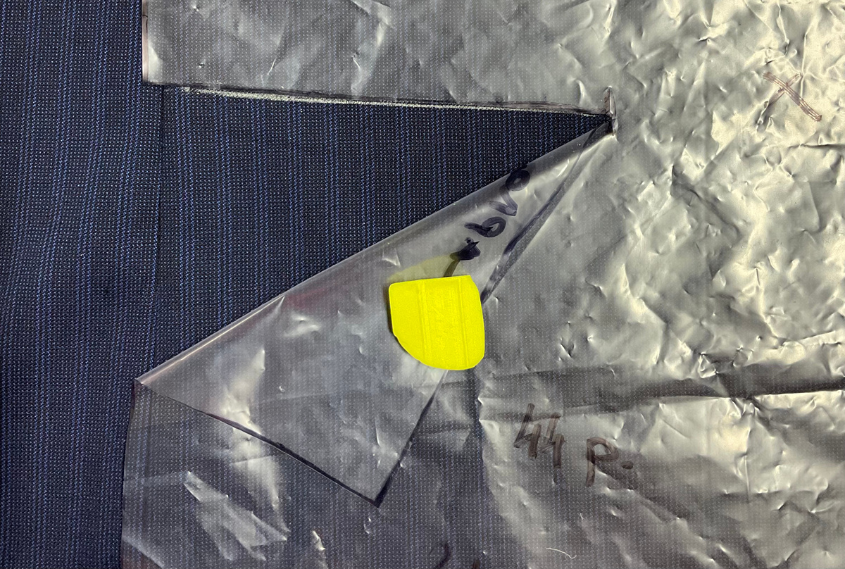 Отмечаем мелом линию кармана.