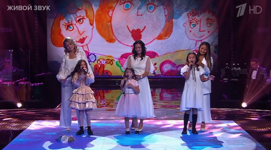 Мария Кареева, Екатерина Якимова и Ева Родькина со своими мамами.