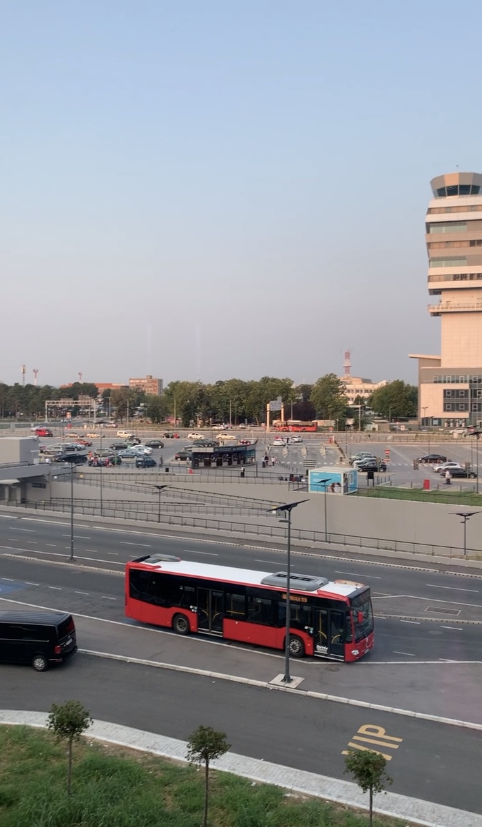 Вид из аэропорта Белграда, в том числе и на место отдыха одного из автобусов - личное фото автора 2024