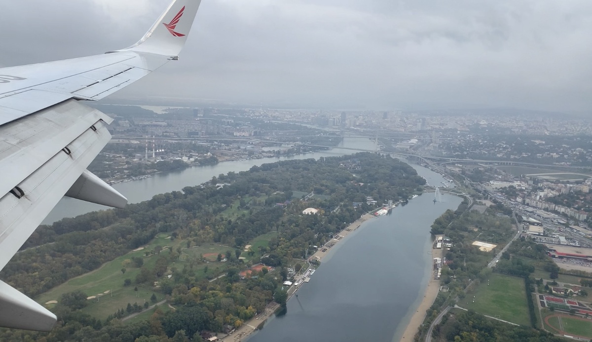 Белград находится на слиянии двух рек - Савы и Дуная. Такой красотой можно наслаждаться из самолета, если прилететь в светлое время суток. Личное фото автора