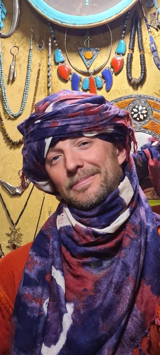 Ваш покорный слуга примеряет на себя яркие наряды