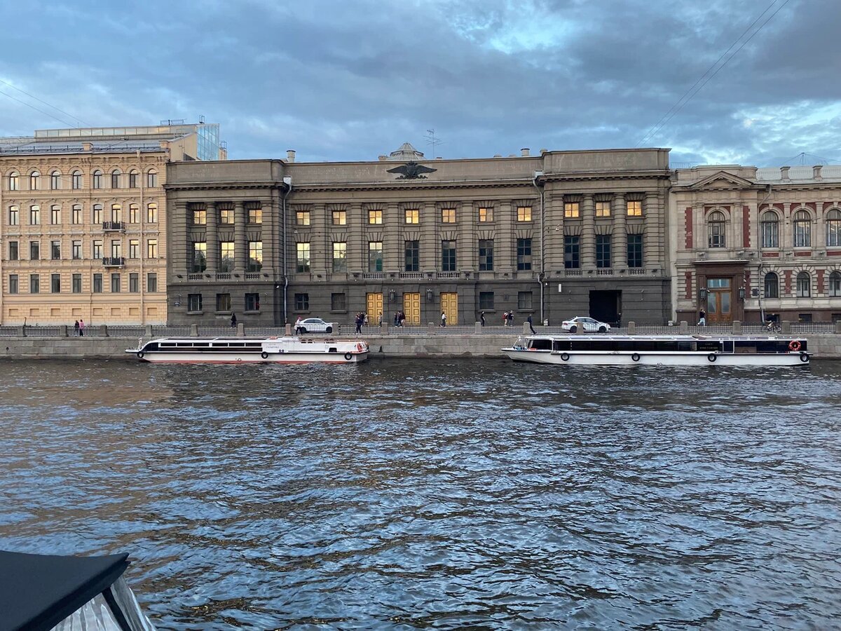 Бывшее здание государственного казначейства. Фото с сайта https://yandex.ru/maps/org/glavnoye_kaznacheystvo_gosudarstvenny_bank/59119241712/gallery/?ll=30.334539%2C59.928187&photos%5Bbusiness%5D=59119241712&source=serp_navig&tab=gallery&z=17.28. Взято с Яндекс.Картинки