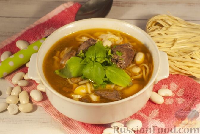 куриные сердечки, куриная печень, фасоль белая, лапша, морковь, лук репчатый, томат-паста, масло подсолнечное, перец чёрный горошком, лавровый лист, соль, зелень петрушки, базилик