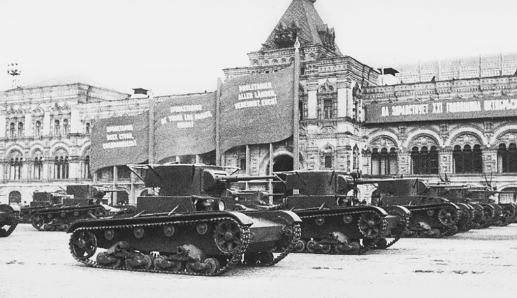фото - М.Коломиец "Т-26. Тяжёлая судьба лёгкого танка"; Москва, парад 1-я мая 1936-го года