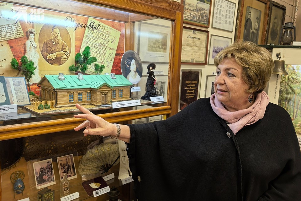    Директор Музея Наталья Сотникова показывает макет старого вокзала. Юлия АНДРИЕНКО