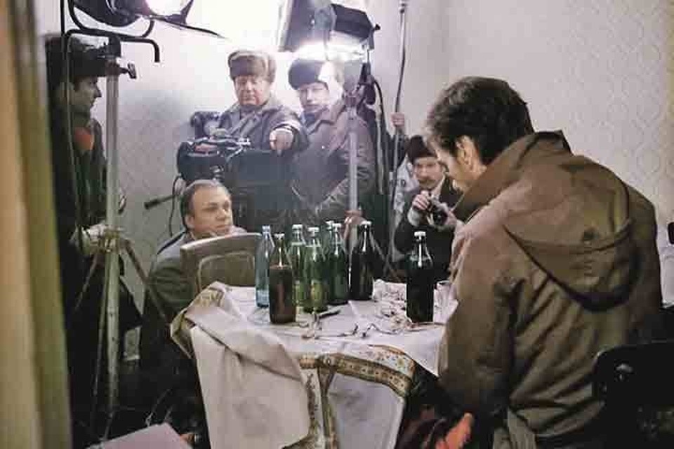    Меньшов репетирует с Баталовым сцену в коммуналке. Канал «Мосфильм. Золотая коллекция»