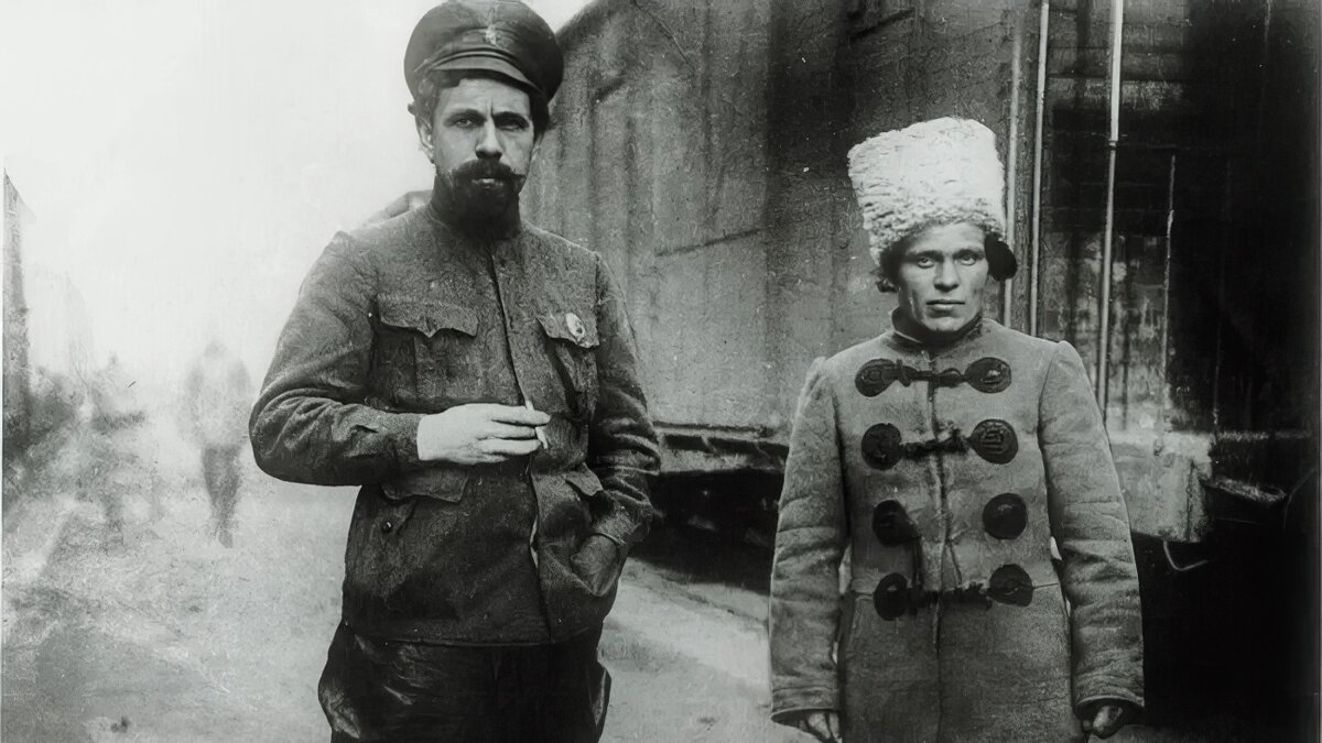 Нестор Махно (справа) и красный командарм Дыбенко