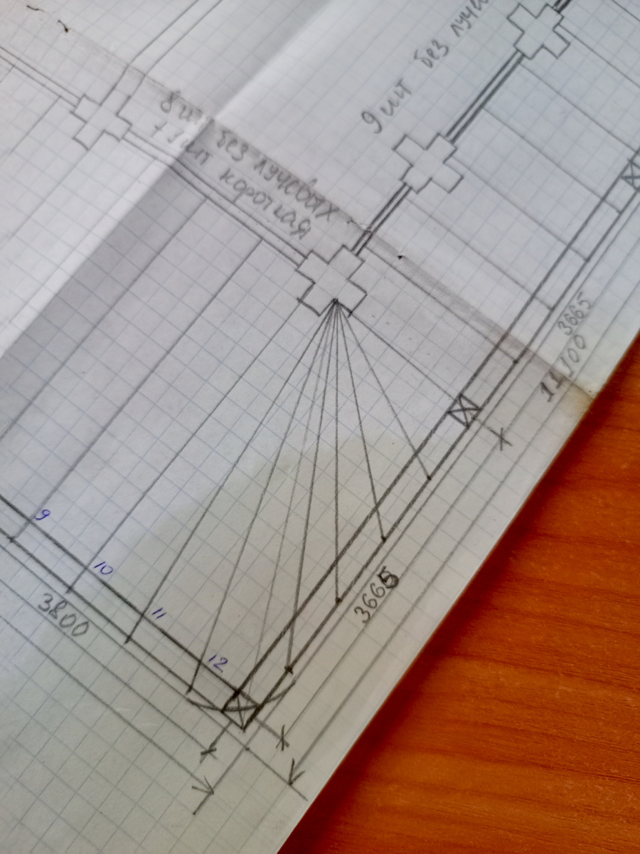 Изначально подразумевалось сделать лучевое расположение стропил перехода с одного ската на другой. Но позже от этой идеи отказались. 