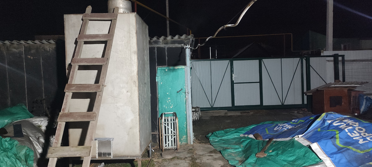 Фото делала уже поздно вечером. Вот такой огромны бак, даже выше моего гаража