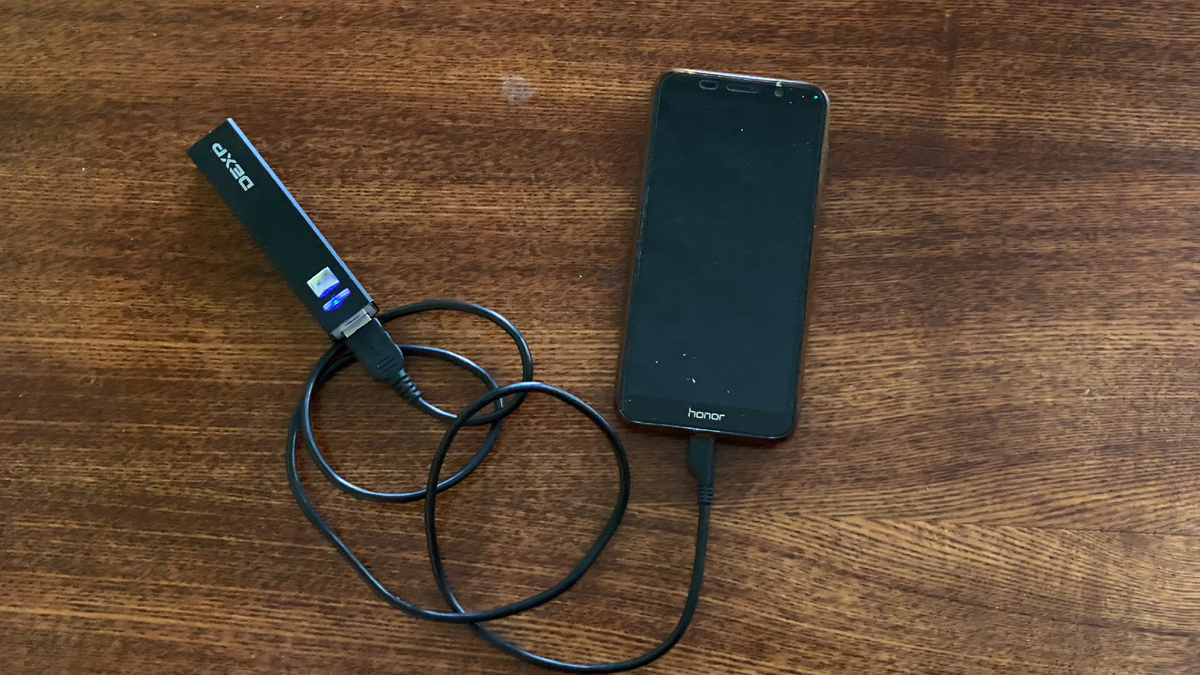 Соотношение размера повербанка со смартфоном