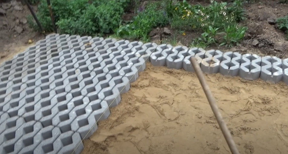 Укладка бетонной газонной решетки: Инструкция с расчетами и рекомендациями