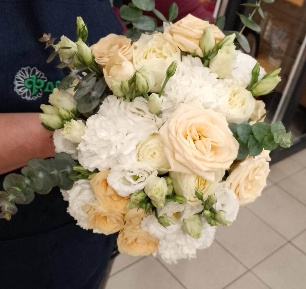Свадебный букетик, запрос на бело персиковую  гамму был. Когда делаем букет по предварительному заказу легче, можно заказать нужные цветы, а тут ночью надо сделать из имеющегося. Фото не очень чёткое, нежный букет вышел