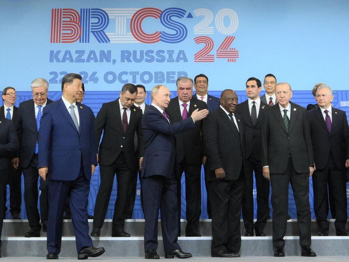    Председатель КНР Си Цзиньпин , президент РФ Владимир Путин, президент ЮАР Сирил Рамафоза, президент Турции Реджеп Тайип Эрдоган на церемонии совместного фотографирования лидеров БРИКС в рамках XVI саммита БРИКС в Казани© Фотохост-агентство brics-russia2024.ru