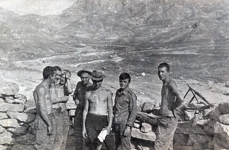 На обустройстве стрелковой позиции. Вид на плато с пригорка 3-ей заставы. Мармольское ущелье 1984 год. Афганистан.