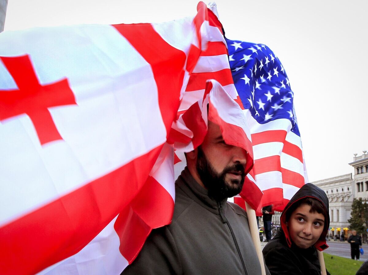    Митинг оппозиции в преддверии парламентских выборов в Тбилиси© AP Photo / Shakh Aivazov