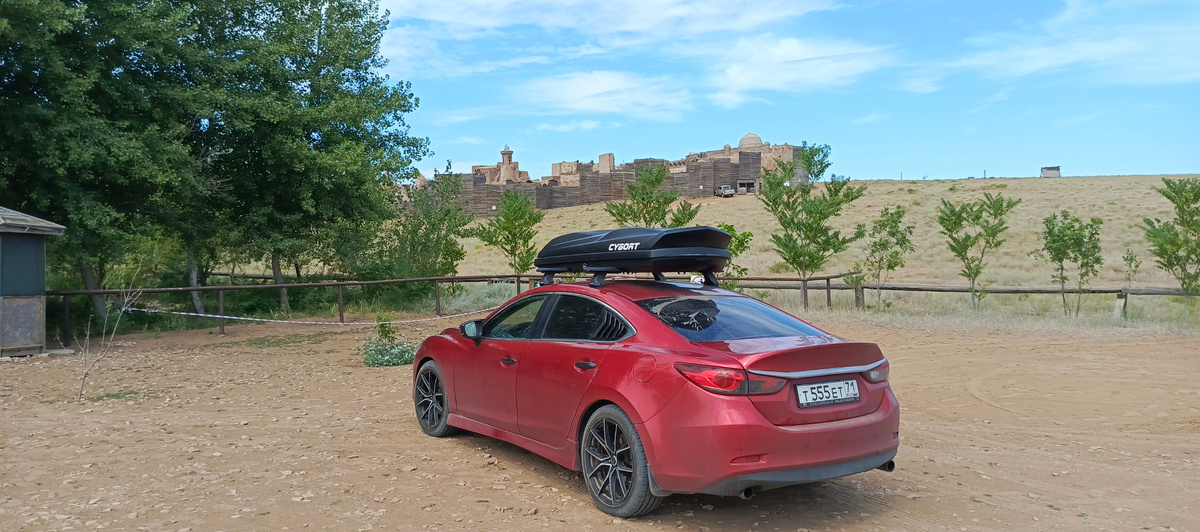 Мы приезжали в будний день, чтобы было поменьше народа, но и это не помеха рано утром тут уже десятки автомобилей на парковке.