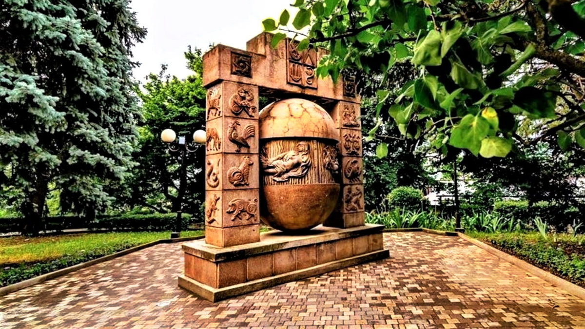 На фото: скульптура "Яйцо желаний", г. Железноводск