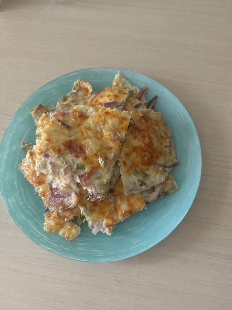 Это то, что я напекла и нарезала, и ела, мурча от удовольствия. Согласна. Некрасиво.)) 