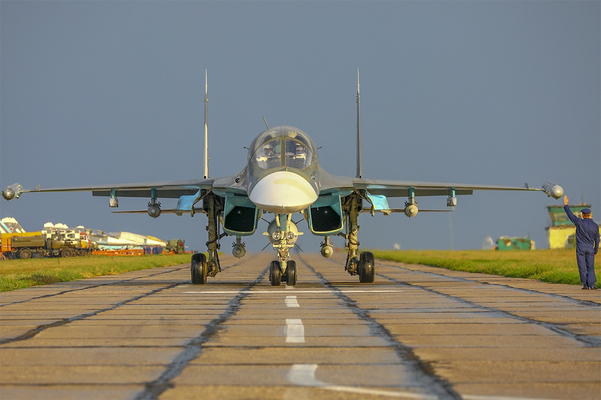Су-34 готовится к взлету. На точках подвески четыре неуправляемые бомбы и топливный бак