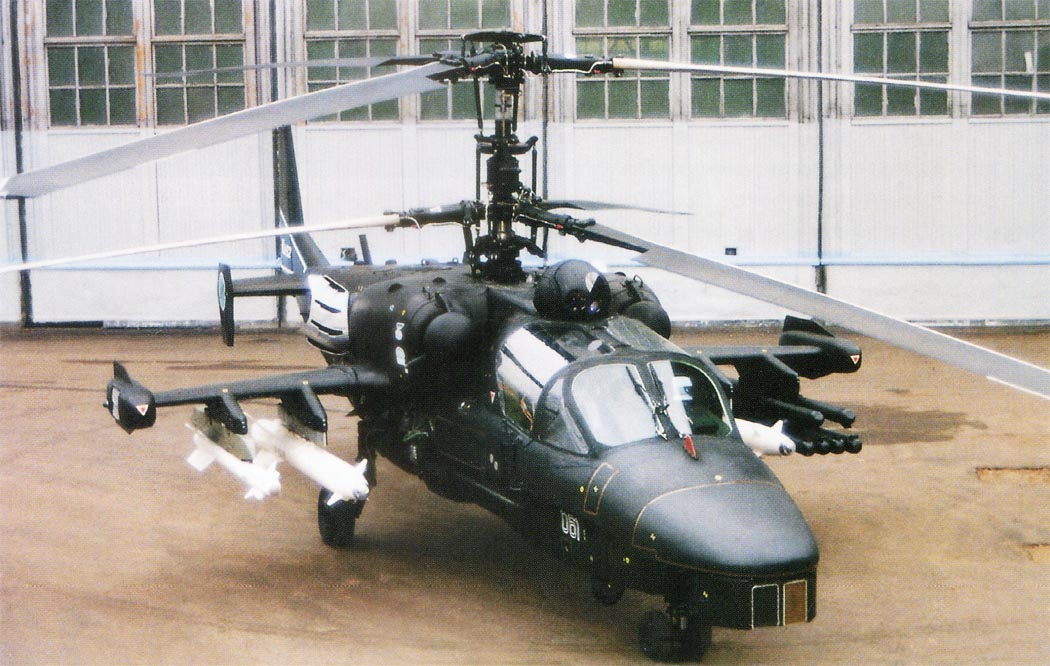 Прототип Ка-52 с ОПС «Ротор» в носовой части. Также обращают на себя внимание макеты ракет Р-73 класса «воздух-воздух», а также Х-25МЛ класса «воздух-поверхность». Ни одна из этих «самолетных» ракет впоследствии не была адаптирована под использование на Ка-52. Также можно заметить. что точек подвески четыре, а не шесть. Фото Алексея Михеева