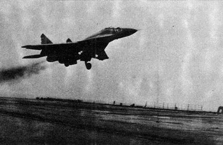 МиГ-29К (9.31) во время первой посадки на палубу «Тбилиси»