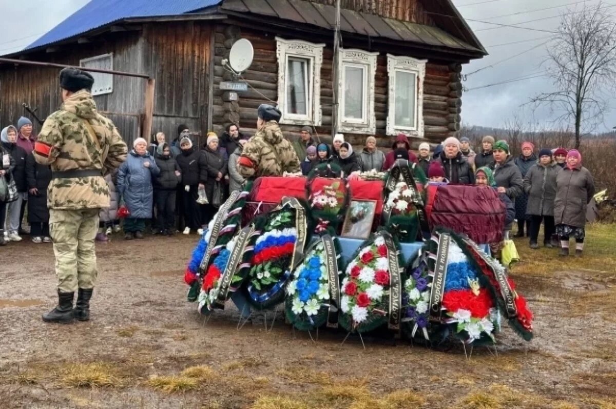    Бойца похоронили на родной земле.