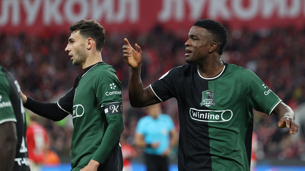    Футболисты «Краснодара» Эдуард Сперцян (слева) и Джон Кордоба.Александр Федоров