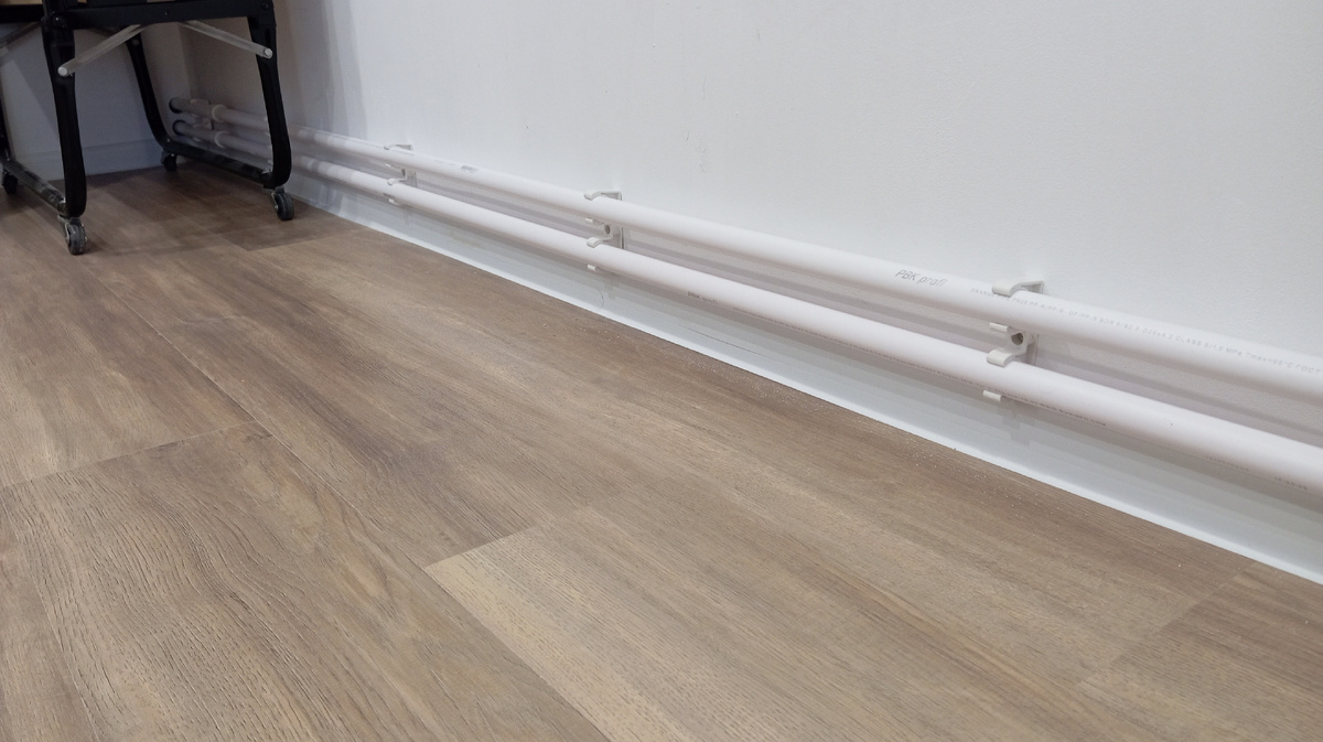 Полипропиленовые трубы на стене.