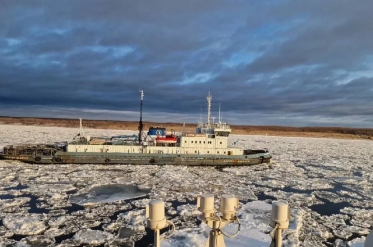    Паромы на реке Лена в Якутии начали работать в сопровождении ледокола