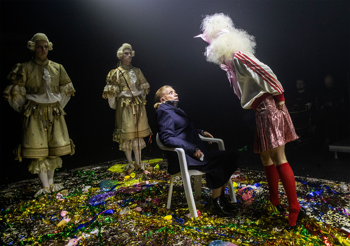 Ольга Остроумова в роли Госпожи Пернель. Анна Михайловская в роли Дорины. Тартюф. Фото - Елена Лапина. С официального сайта Театра имени Моссовета: https://media.theatre.ru/photo_src/91363.jpg