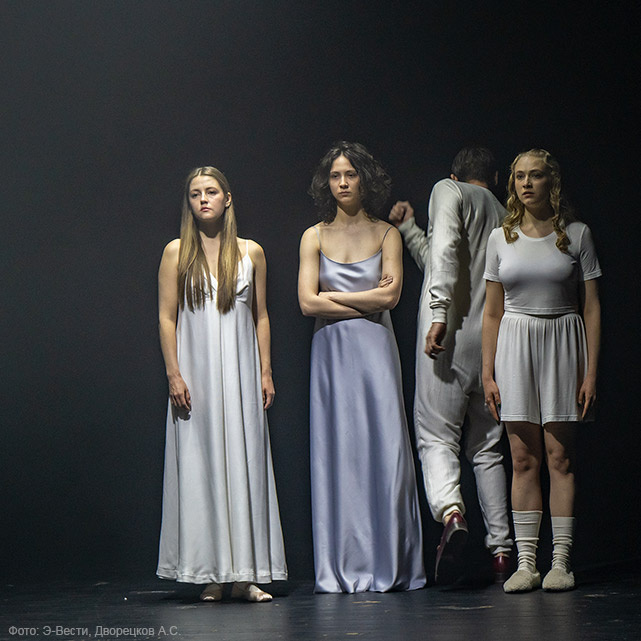 Дарья Балабанова в роли Эльмиры. Екатерина Девкина в роли Марианы. Анна Михайловская в роли Дорины. Тартюф. Фото с официального сайта Э-Вести: https://e-vesti.ru/wp-content/uploads/2024/04/20240417-tartuf-45_das5141.jpg