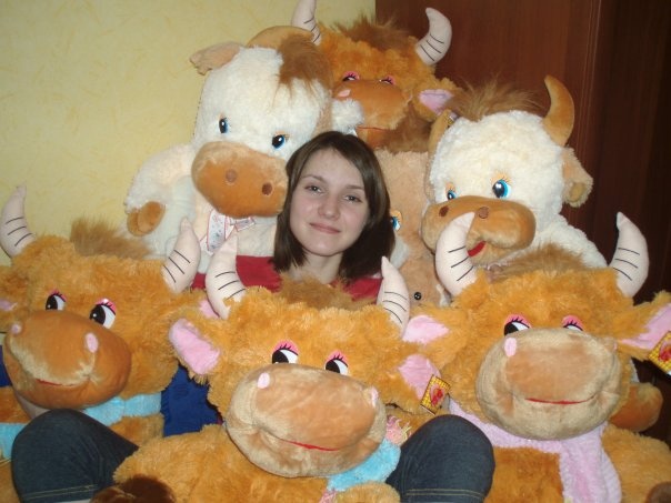 Декабрь 2008 года, наступал год быка. Внутри каждого подарка сладости. Я совсем молодая тут