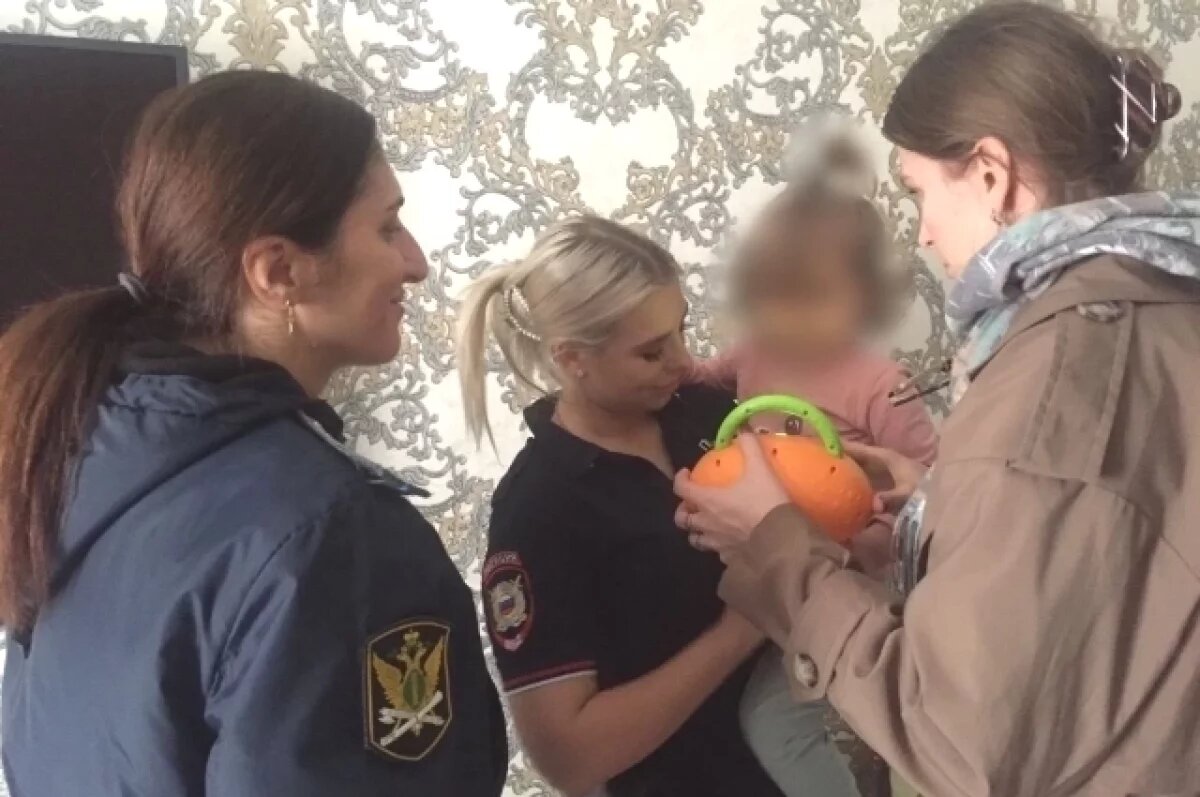    В Ростовской области судебные приставы вернули матери похищенного ребёнка