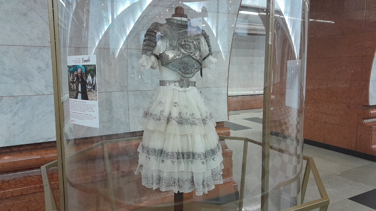 Зато в московском метро теперь такая красота. Можно полюбоваться на костюмы из фильмов. Костюм царевны Даши из фильма Огниво.