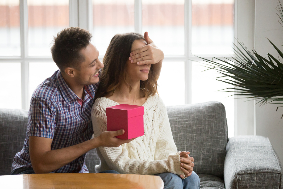 https://ru.freepik.com/free-photo/loving-husband-closing-eyes-wife-presenting-romantic-surprise-gift_3953849.htm#fromView=image_search&page=1&position=0&uuid=93f6f4f2-88f5-4818-b20a-5ee3787c8a00