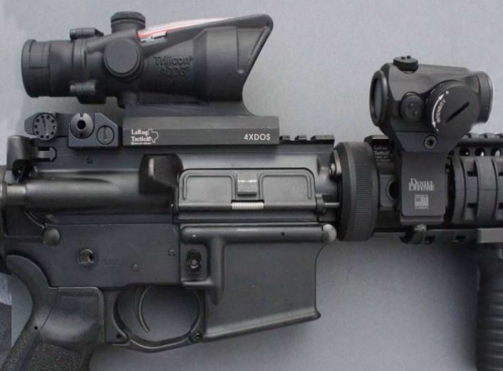 Рис. 6. Trijicon ACOG с коллиматорным прицелом Aimpoint T1 в смещенном креплении.