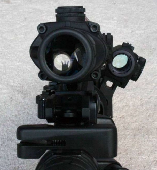 Рис. 7. Trijicon ACOG с коллиматорным прицелом Aimpoint T1 в смещенном креплении.