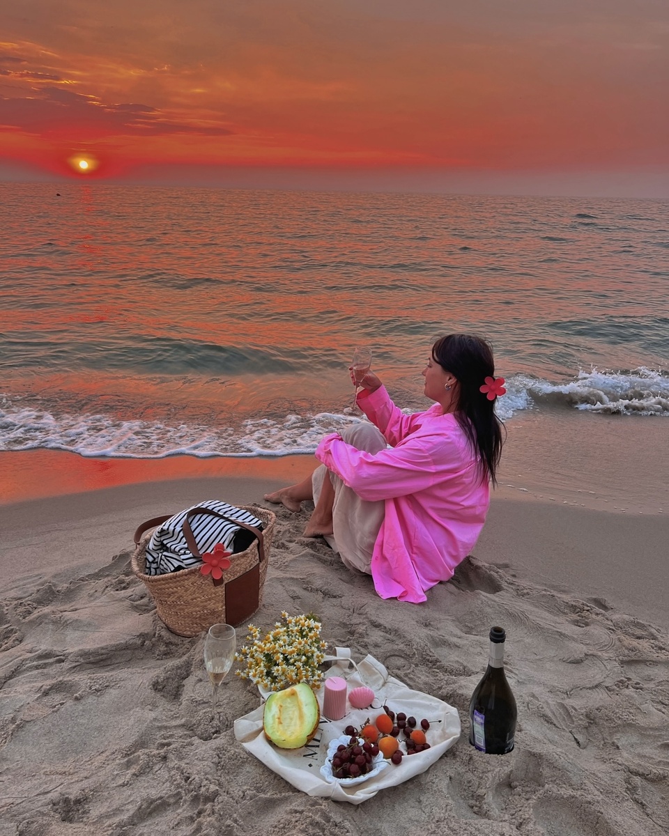 Балтийское море на закате в июне, тогда только начал рассеиваться туман и небо окрасилось в багряный цвет