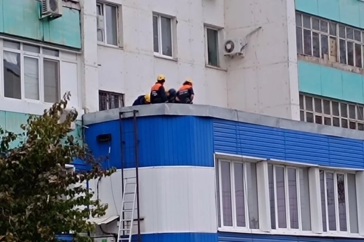    На ул. Комсомольской в Уфе женщина упала с высоты на крышу поликлиники