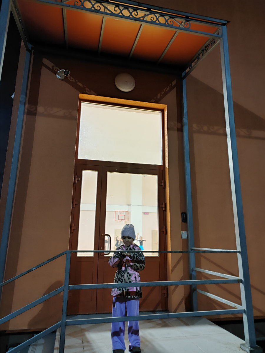 Подсматриваем за Лизой, пока она танцует, ждем её 