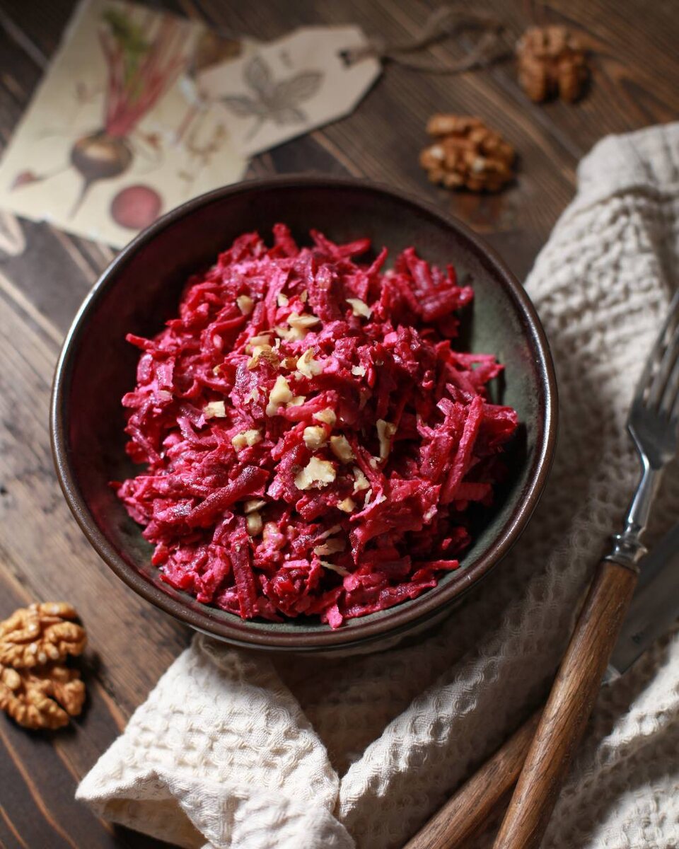Салат из свеклы и яблок от Даши Третьяковой. https://t.me/wellness_hedonism