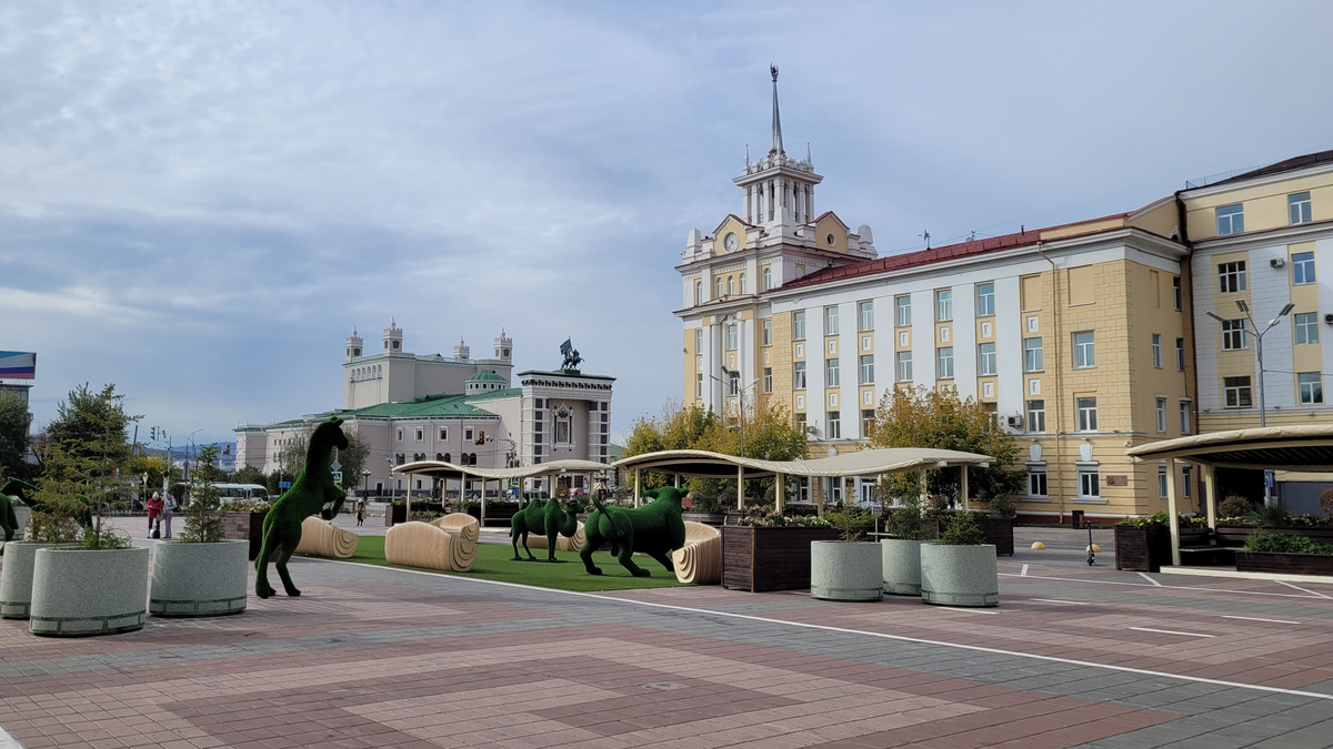 Здание с башенкой - Министерство финансов, а затем - Театр оперы и балета