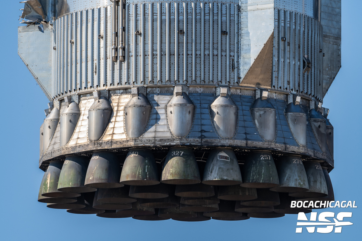 Двигатели Booster 12 после запуска. Источник: BocaChicaGal for NSF / L2  📷
