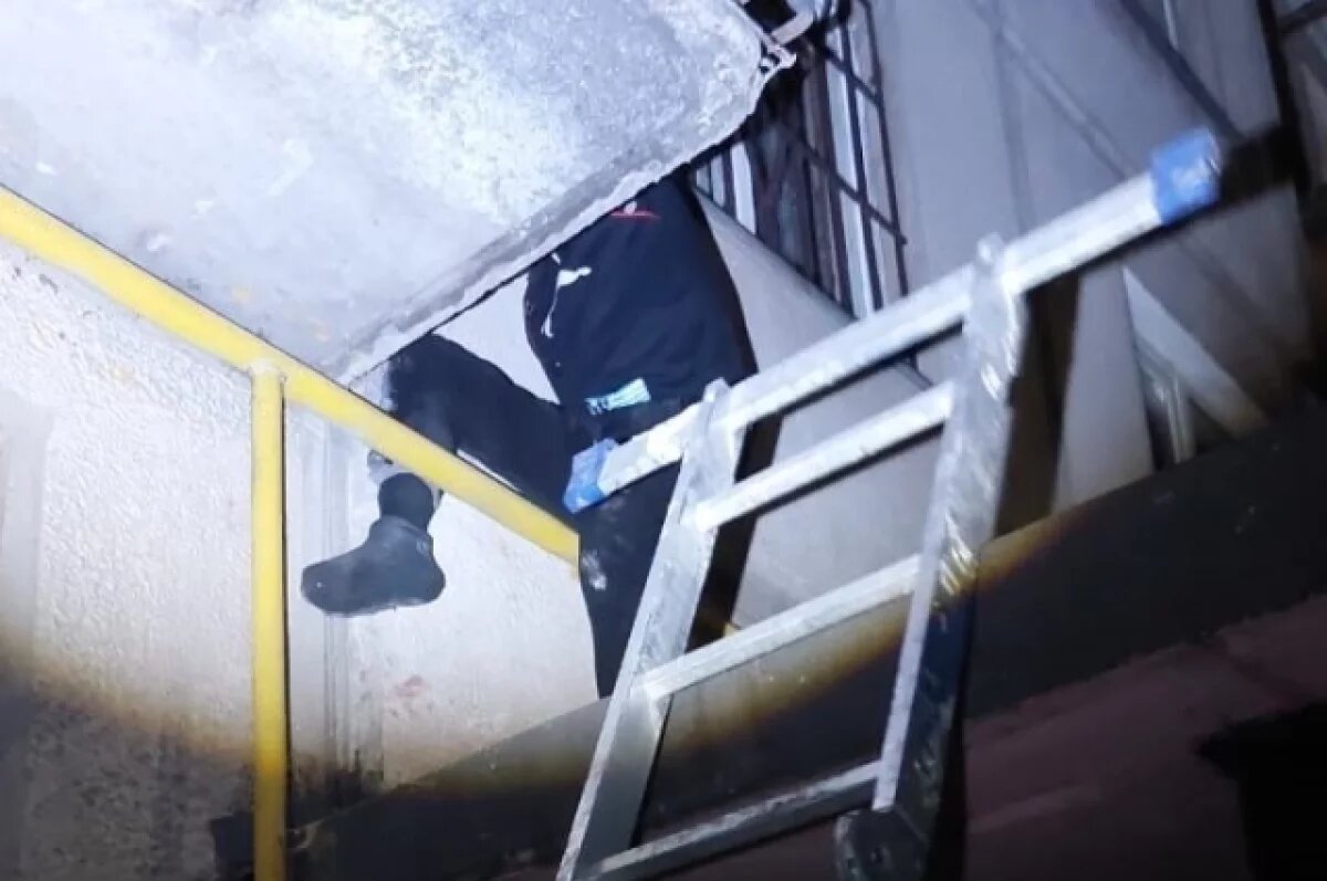    Магнитогорец выпал с балкона и застрял на фасаде дома, не долетев до земли