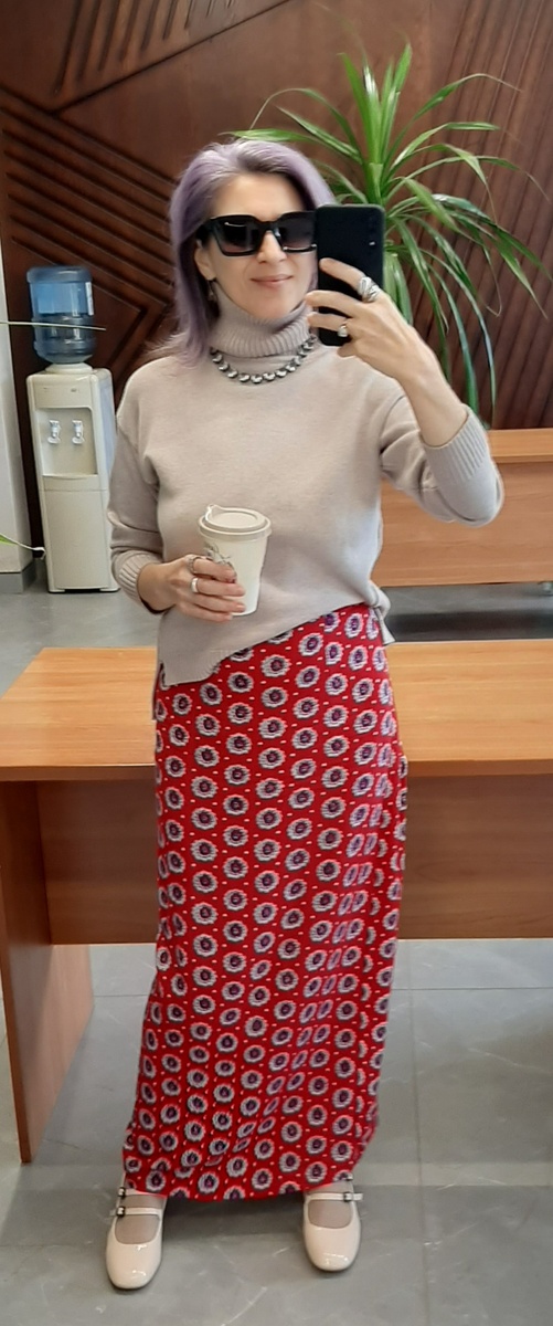 Джемпер, юбка, украшения и очки -- то что осталось от моего прежнего гардероба. Туфли купила на Вайлдберриз.