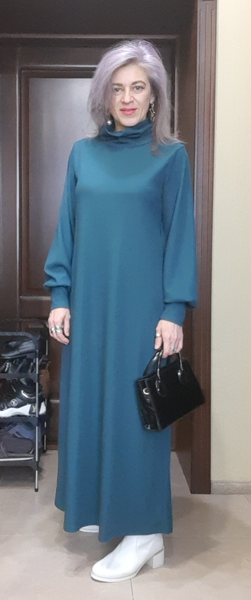 Это платье было новым только-что с производства.