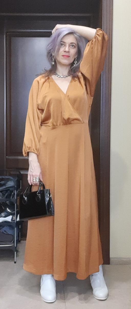 Это платье мне велико, но с ремнём смотрится очень хорошо.