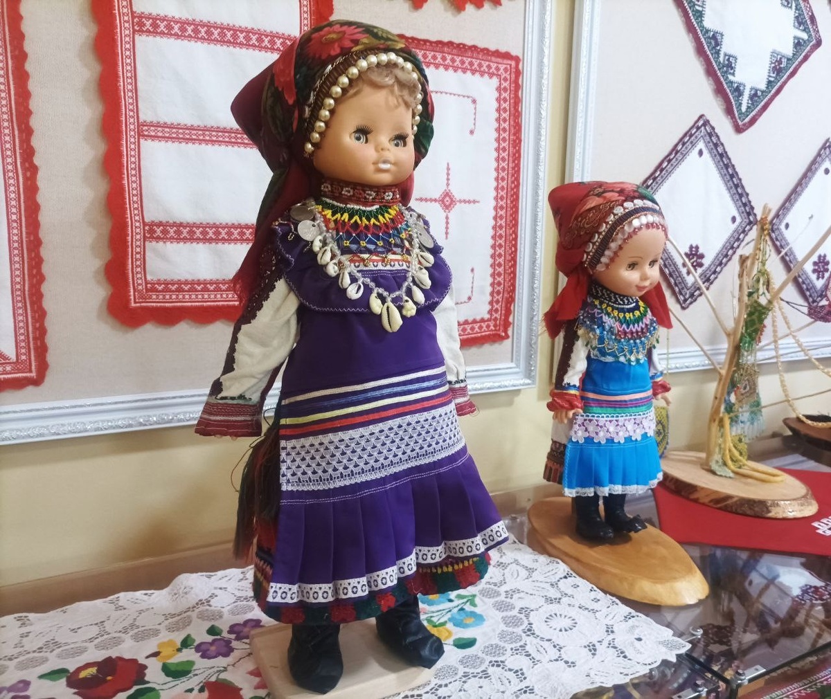 Куклы в мокшанских костюмах